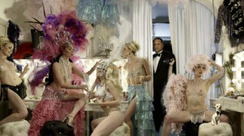 Burlesque Show met Sigaretten en een Supergrote veren Boa